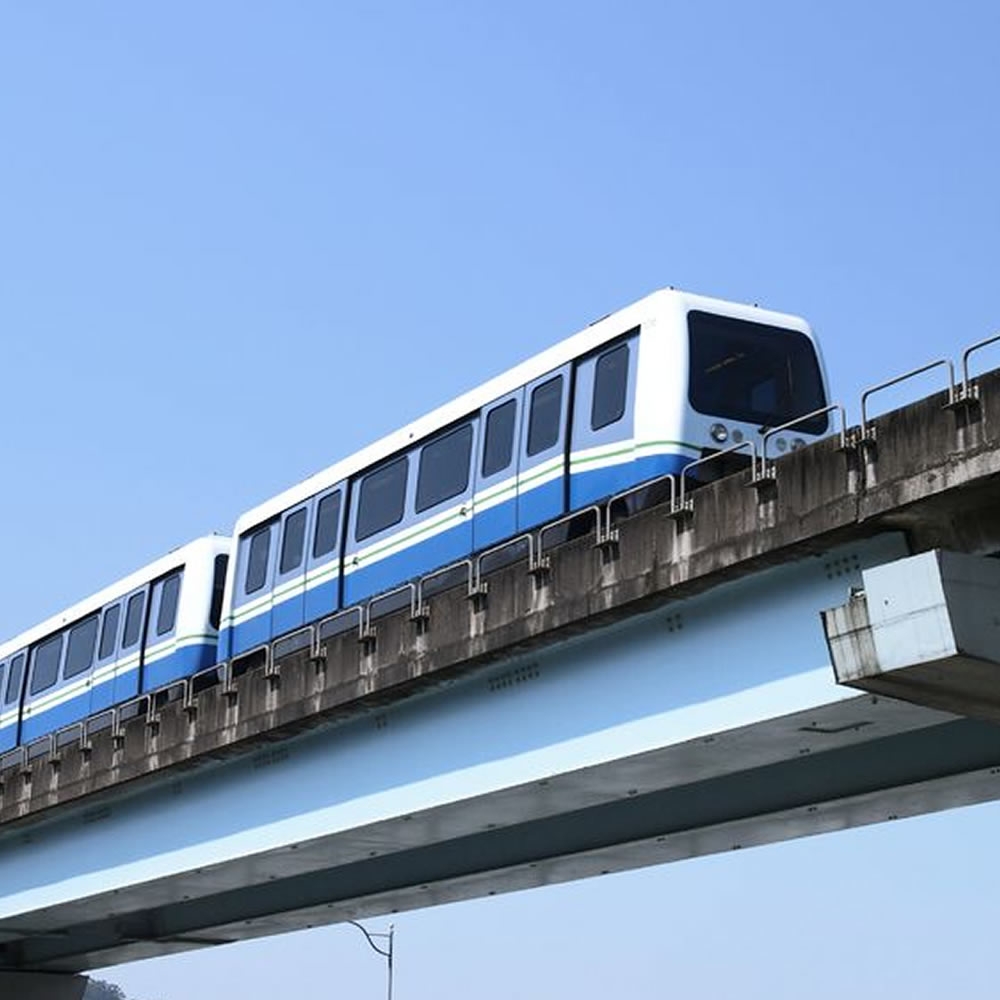 捷運案例 天花板上與燈管交互排列的擴張,沿著列車運行方向並行展開,展現特有的工業背景。